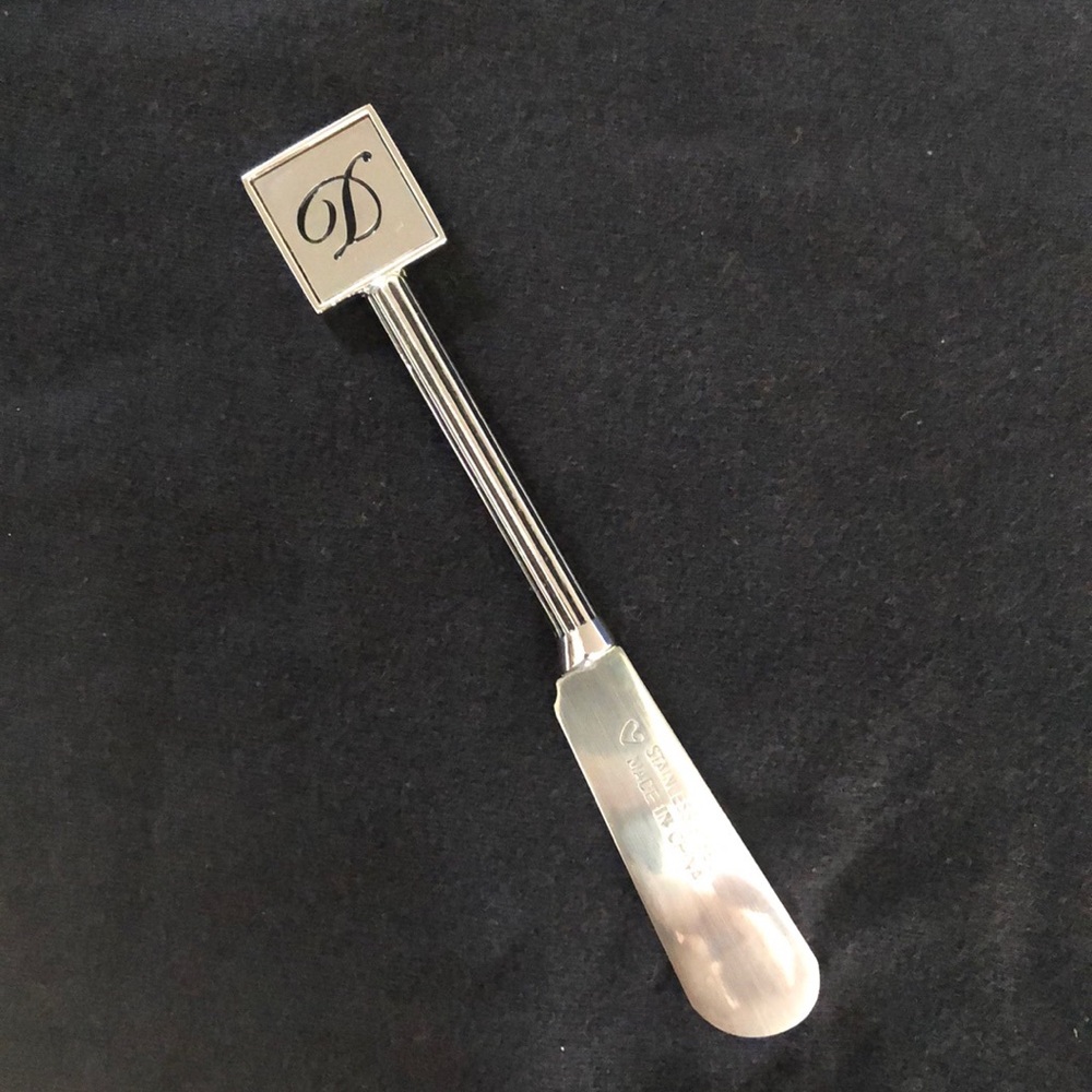 Monogrammed โDโ spreader